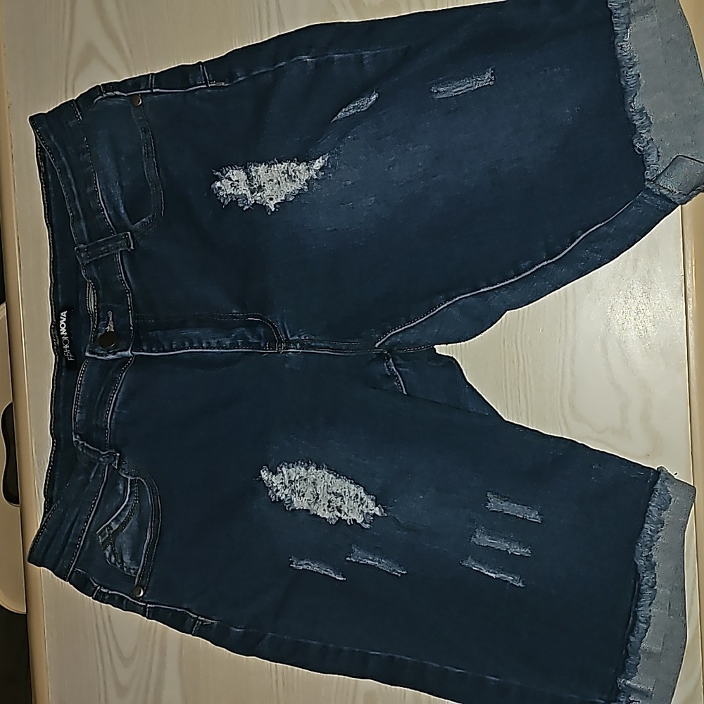 Fashion Nova Distressed Shorts. Size‎ 15